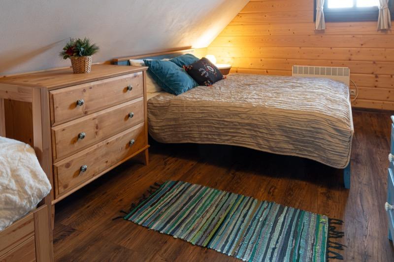 Bielo-šedá spálňa