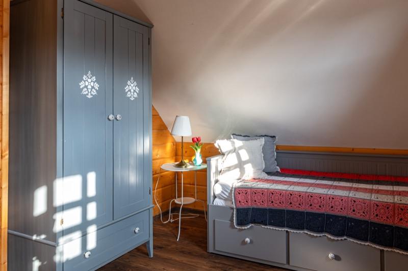 Bielo-šedá spálňa — skriňa