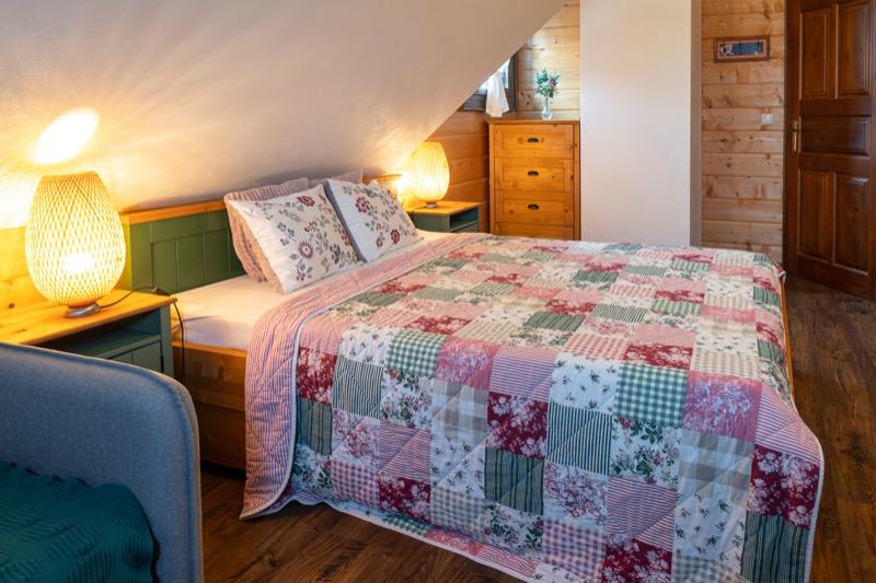 Zelená spálňa — detail postele